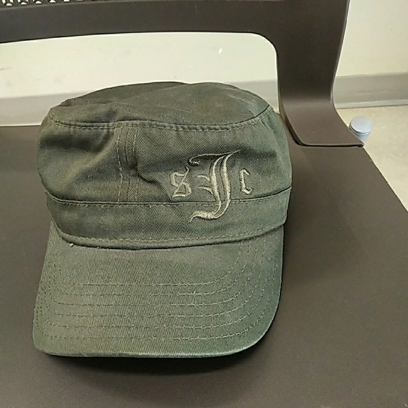 Green Cap with Embroidered Logo - Picture 2 of 6